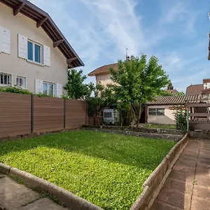Maison De Meublée Idéalement Située Avec 3 Chambres Parking&jardin , Annecy France